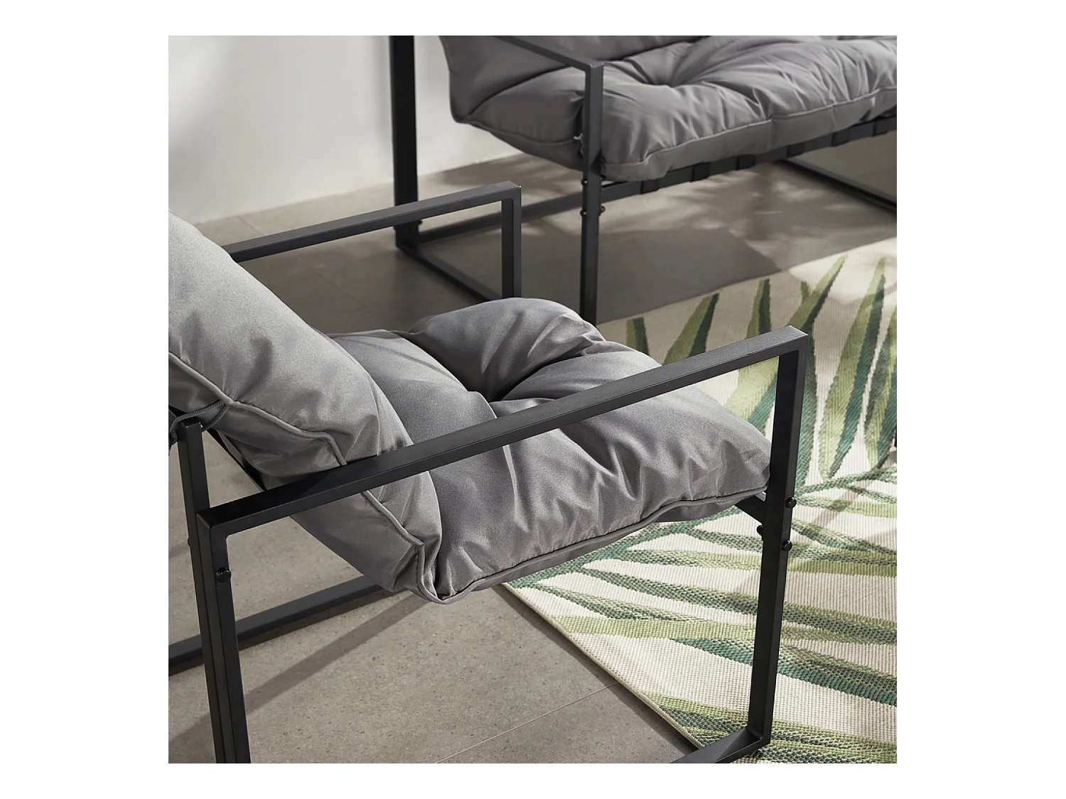 Salon de jardin 4 places contemporain noir et coussins gris RABAT