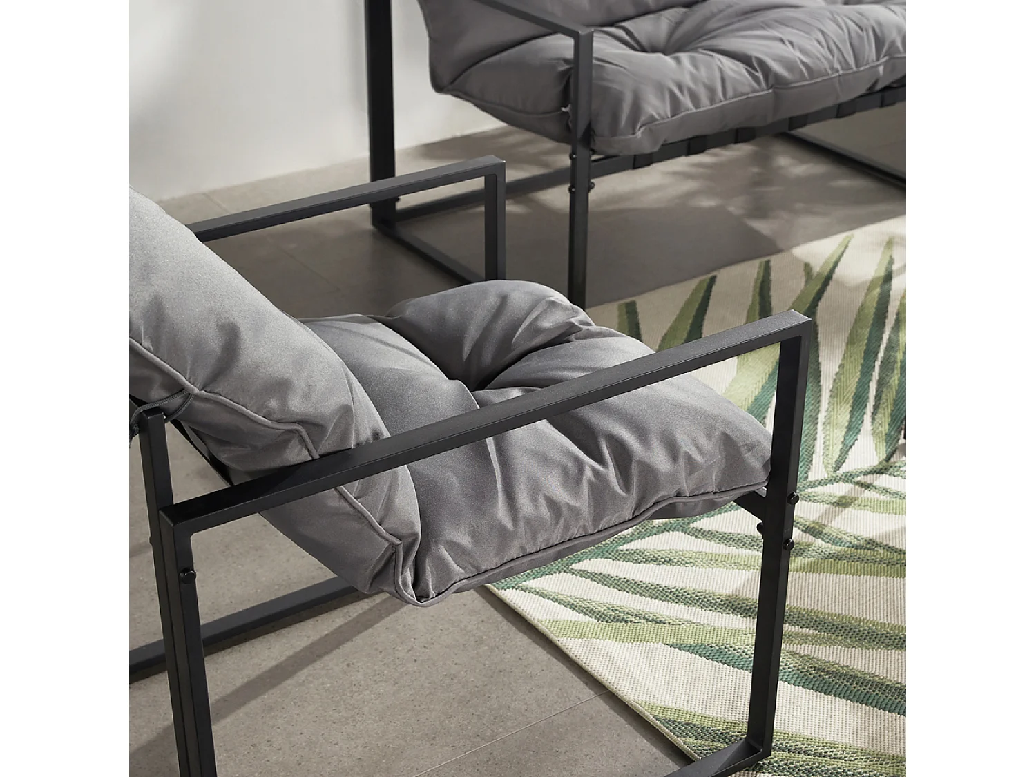 Salon de jardin 4 places contemporain noir et coussins gris RABAT