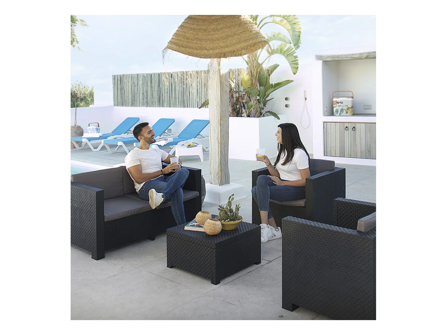 Salon de jardin 4 places en résine tressée avec table et coffre de rangement gris SOLIS