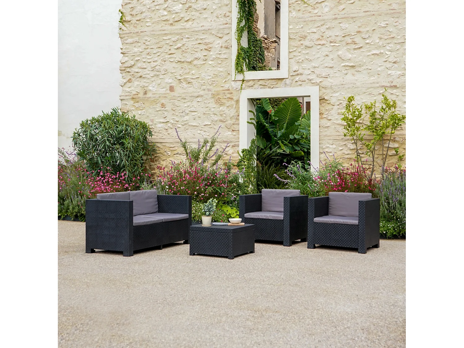 Conjunto de jardim 4 lugares em resina entrançada cinza com mesa e baú de arrumação - Confortável e resistente