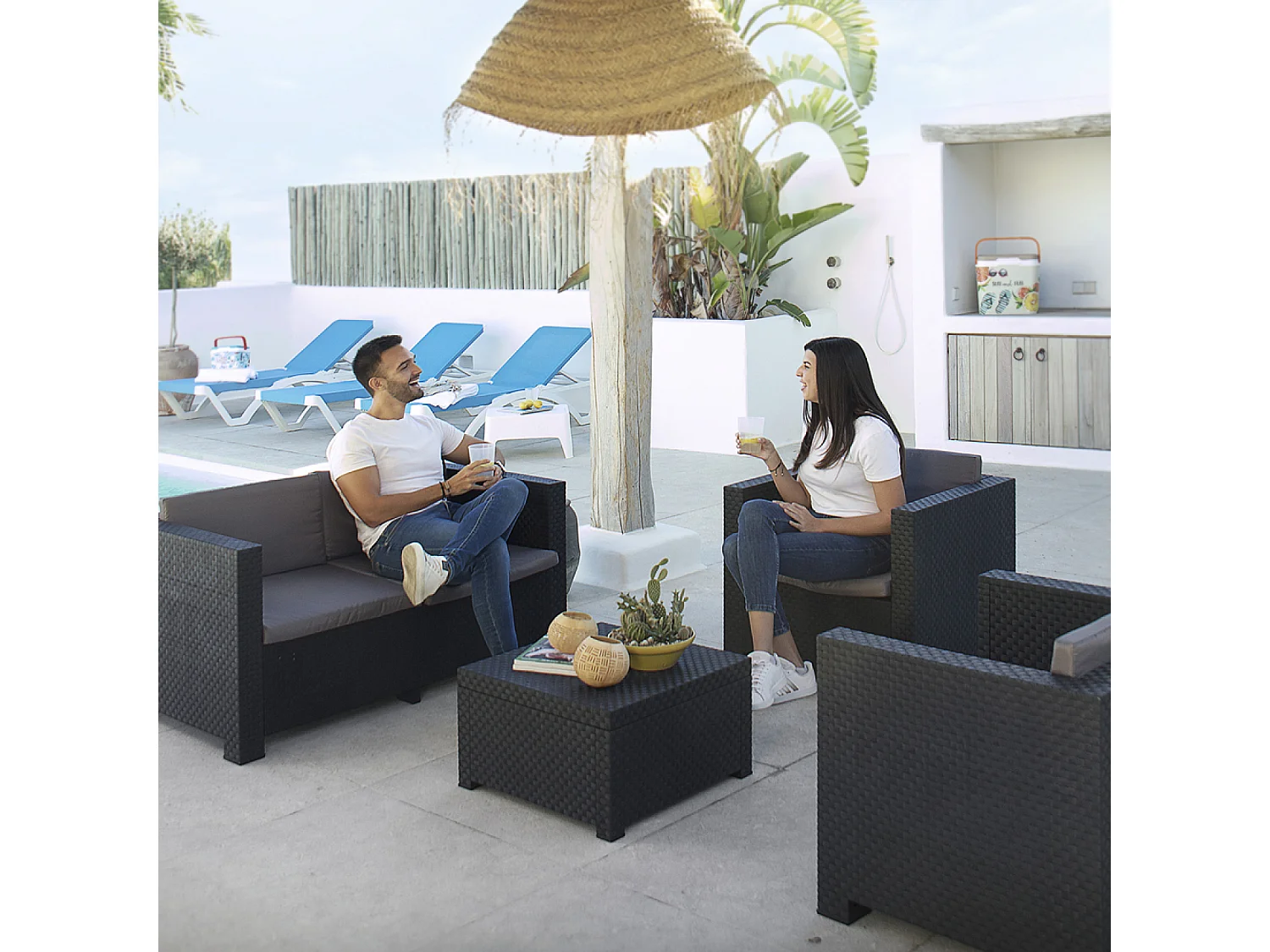 Conjunto de jardim 4 lugares em resina entrançada cinza com mesa e baú de arrumação - Confortável e resistente