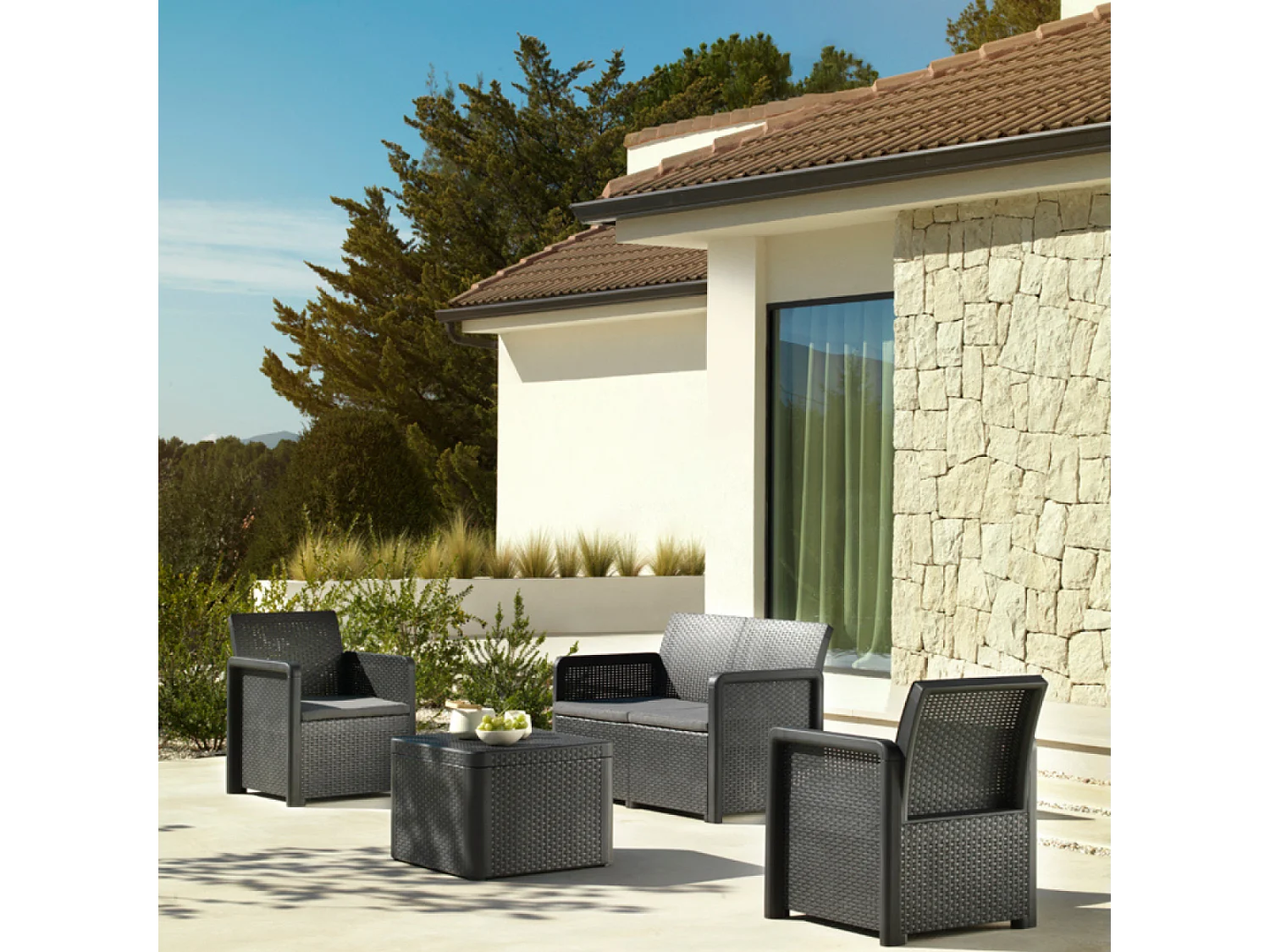 Conjunto de jardim em resina para 4 pessoas cinza com mesa de centro Nassau