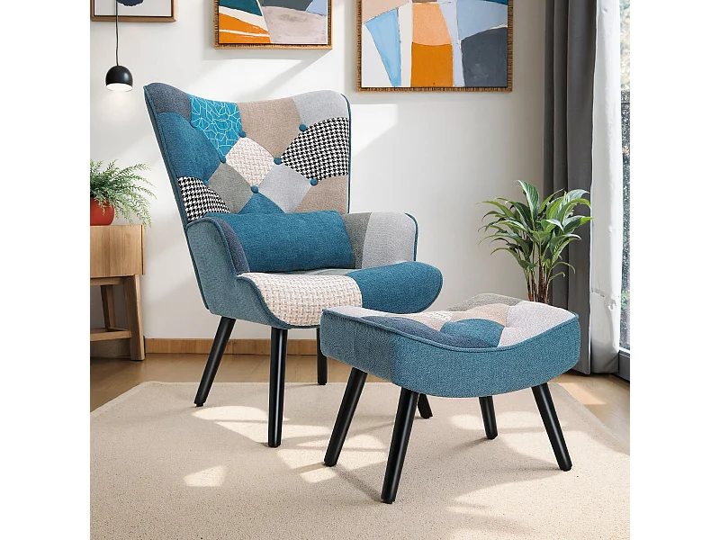 Farbenfroher Relaxsessel mit Kissen und passender Bank im Patchwork-Stil für das Wohnzimmer