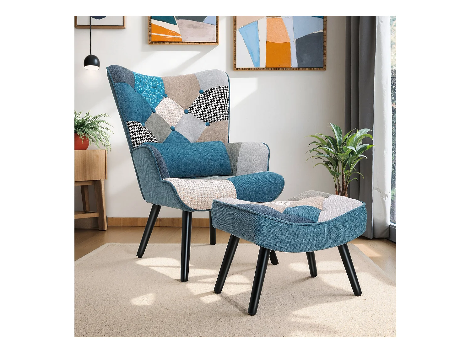 Farbenfroher Relaxsessel mit Kissen und passender Bank im Patchwork-Stil für das Wohnzimmer