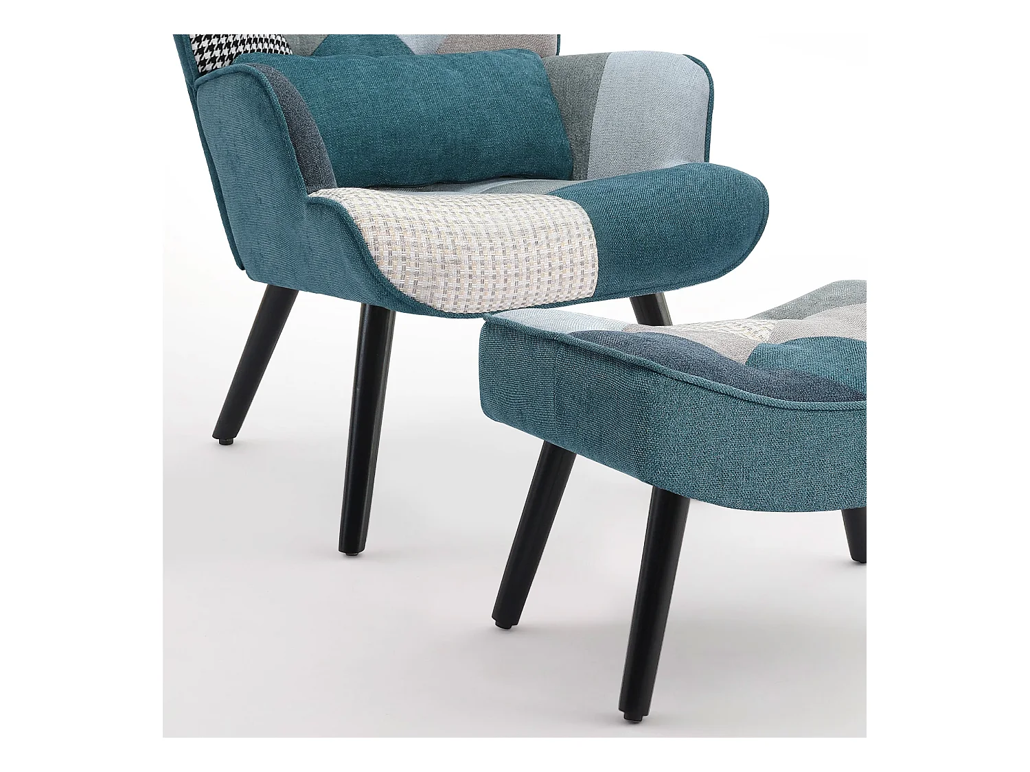 Farbenfroher Relaxsessel mit Kissen und passender Bank im Patchwork-Stil für das Wohnzimmer