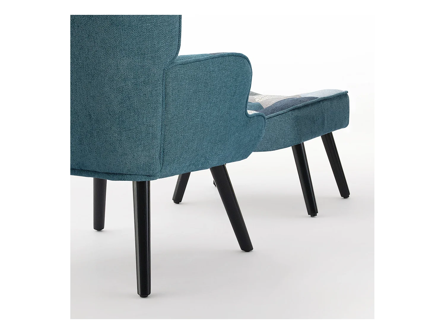 Farbenfroher Relaxsessel mit Kissen und passender Bank im Patchwork-Stil für das Wohnzimmer