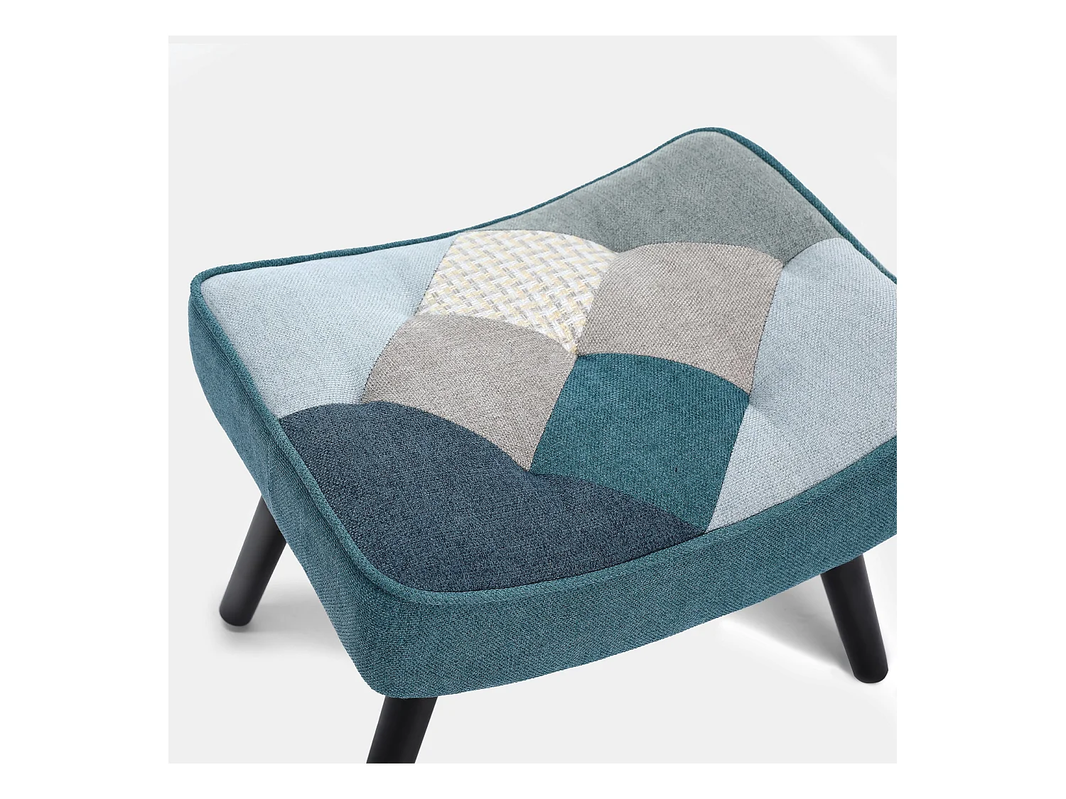 Farbenfroher Relaxsessel mit Kissen und passender Bank im Patchwork-Stil für das Wohnzimmer