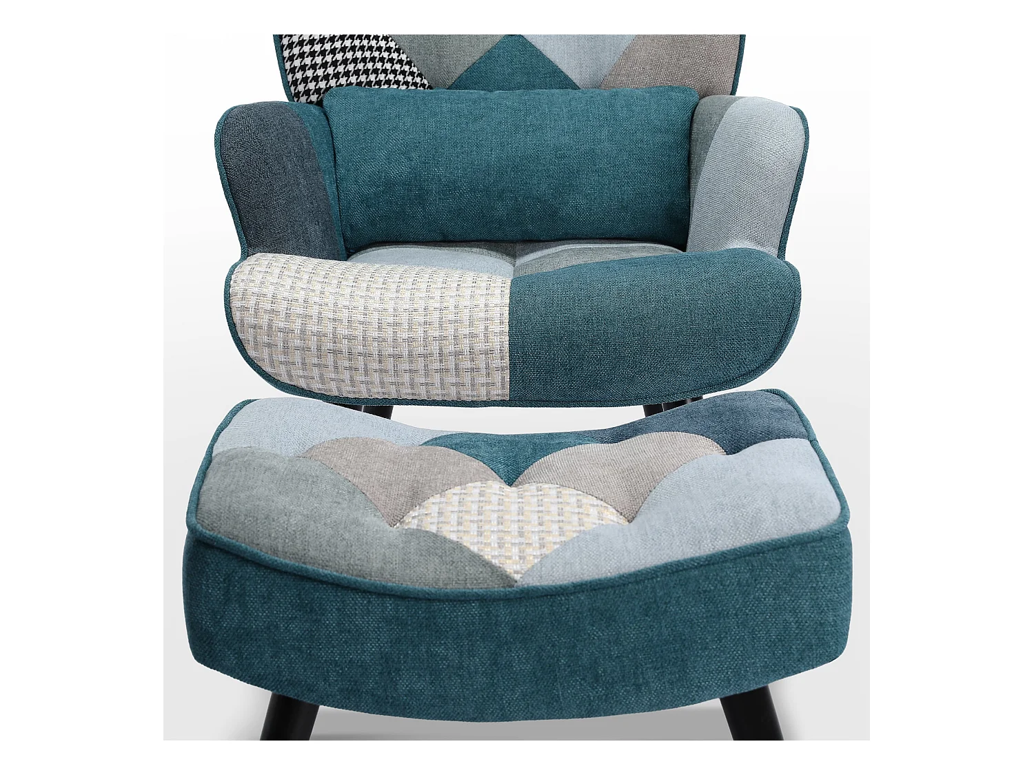 Farbenfroher Relaxsessel mit Kissen und passender Bank im Patchwork-Stil für das Wohnzimmer