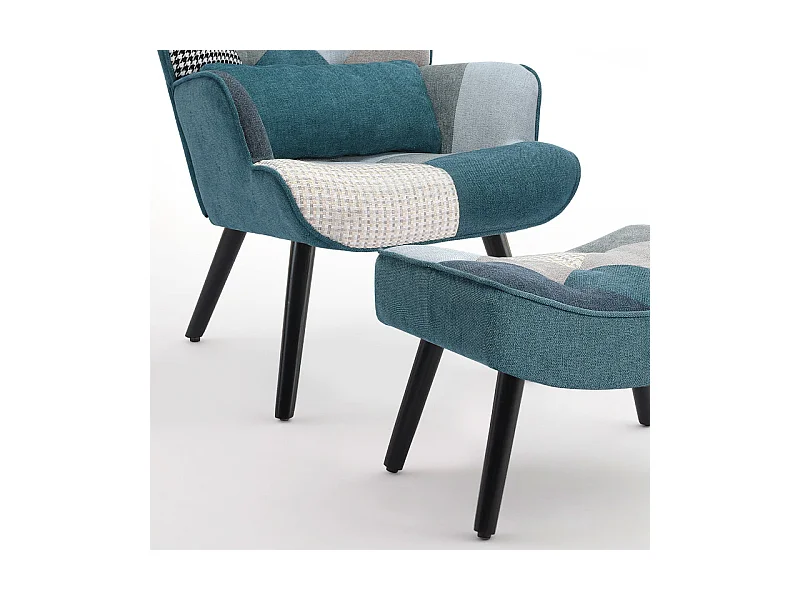 Farbenfroher Relaxsessel mit Kissen und passender Bank im Patchwork-Stil für das Wohnzimmer