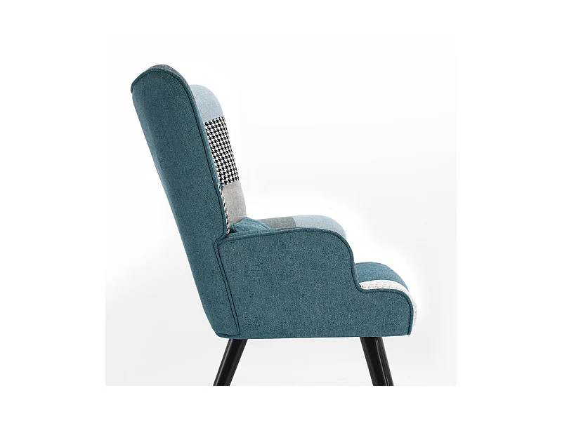 Farbenfroher Relaxsessel mit Kissen und passender Bank im Patchwork-Stil für das Wohnzimmer