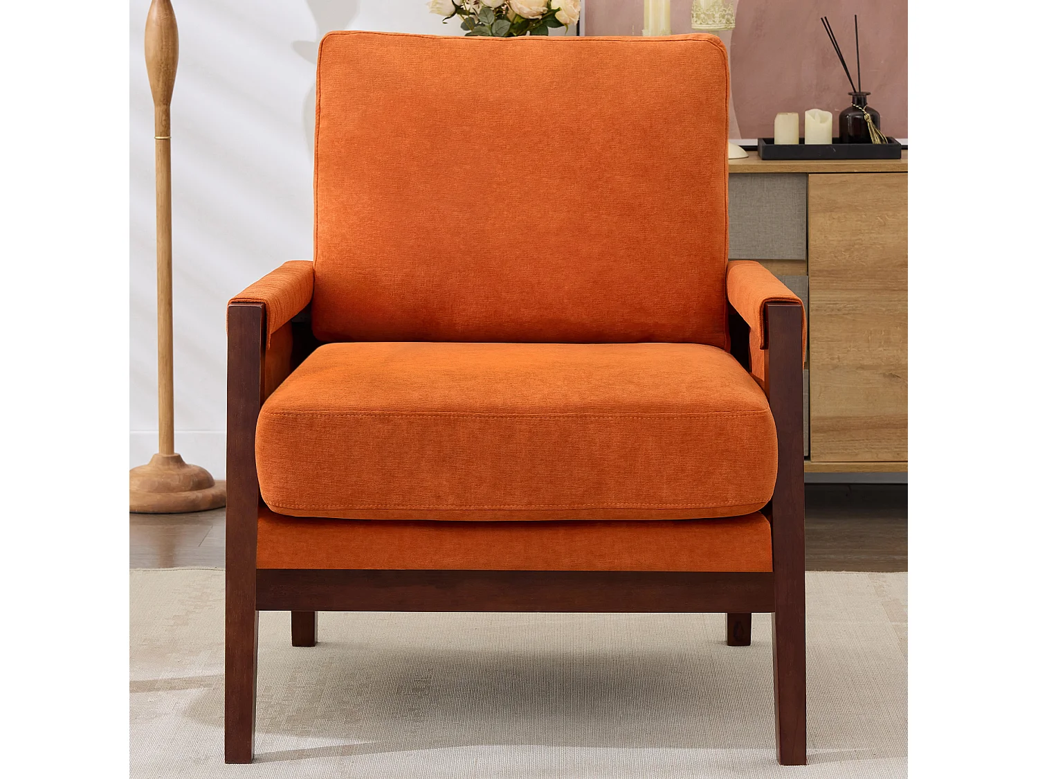 Sillón individual tapizado, sillón de lectura, estructura de madera maciza, tela de terciopelo naranja.