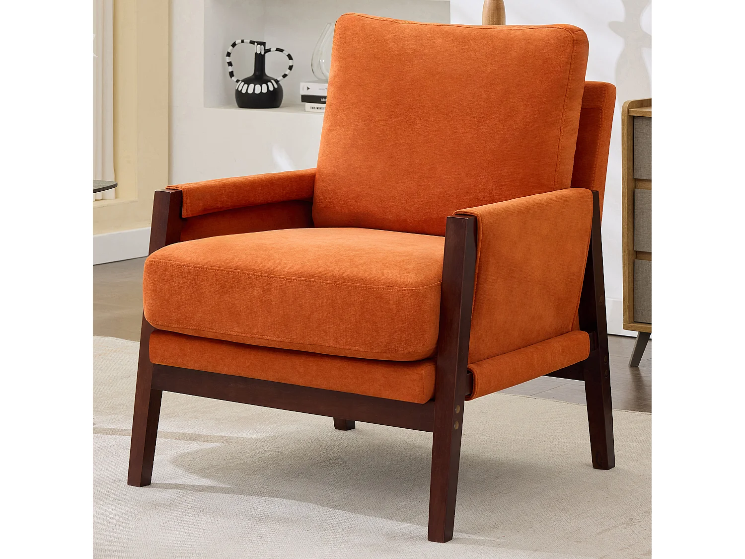 Sillón individual tapizado, sillón de lectura, estructura de madera maciza, tela de terciopelo naranja.