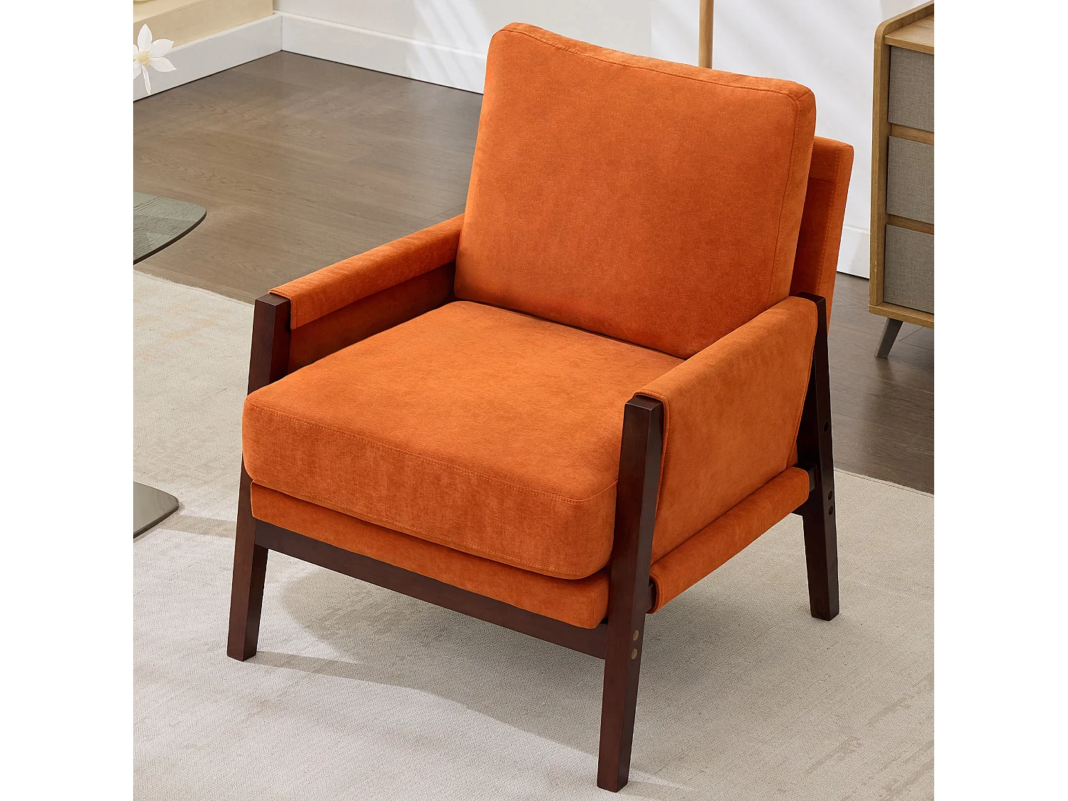 Sillón individual tapizado, sillón de lectura, estructura de madera maciza, tela de terciopelo naranja.