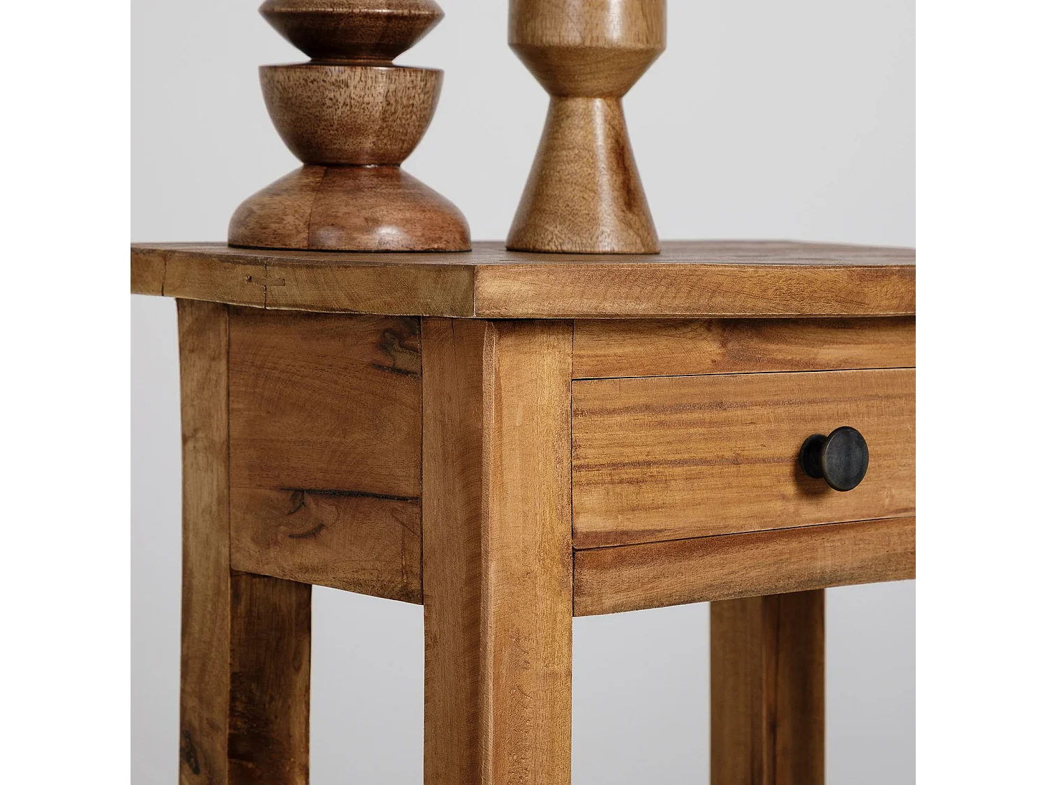 Table d'appoint BOSSONS H 51 cm  en acajou de coloris rustique, petit meuble avec 1 tiroir et 1 étagère