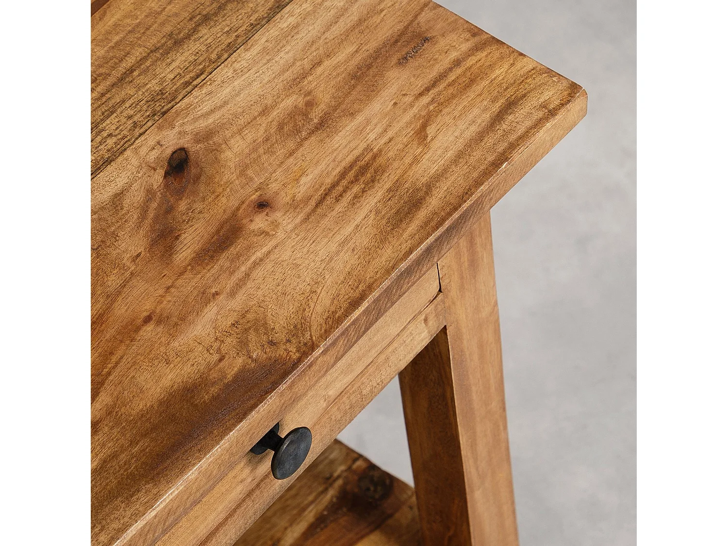 Table d'appoint BOSSONS H 51 cm  en acajou de coloris rustique, petit meuble avec 1 tiroir et 1 étagère