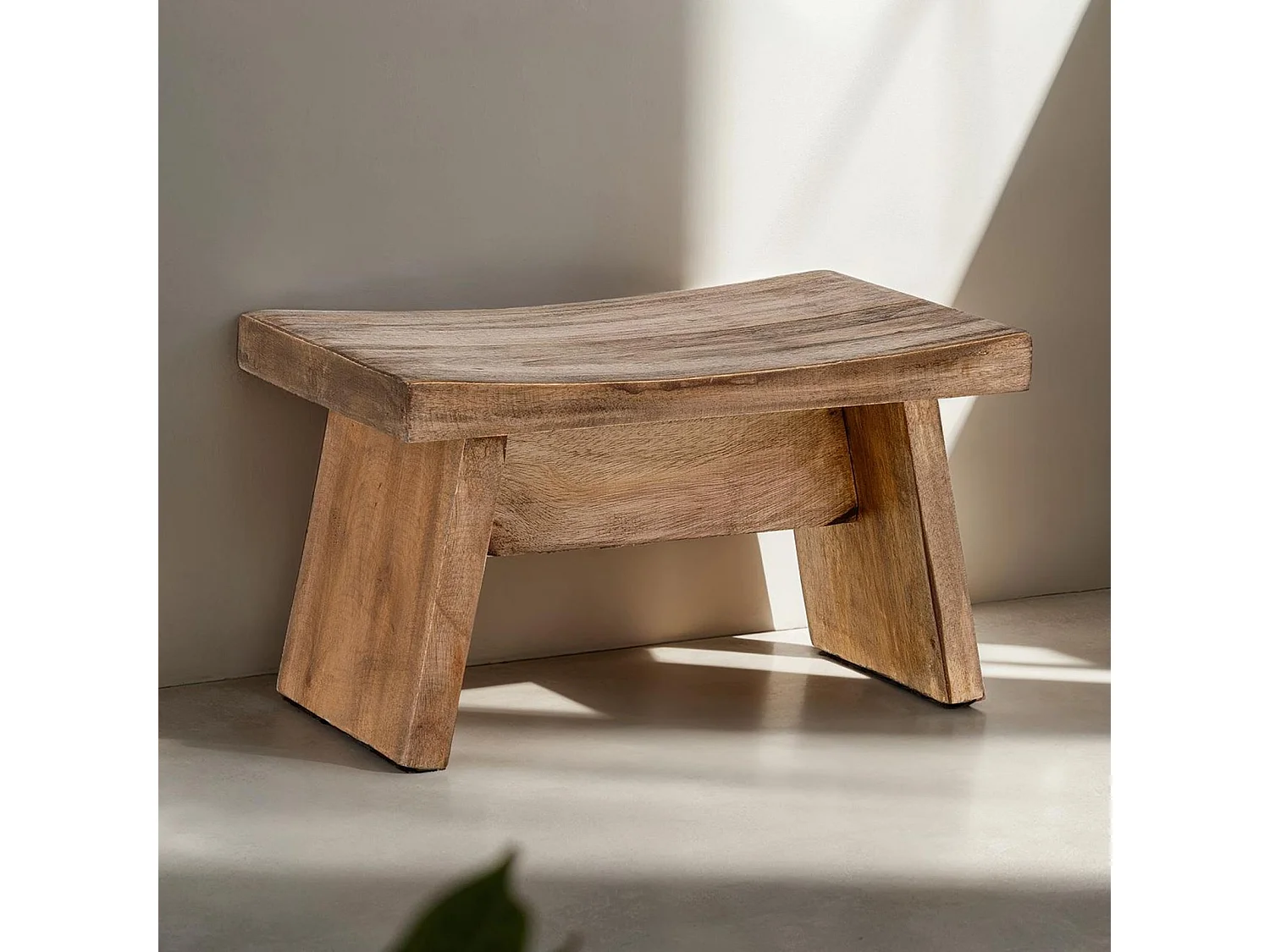 Tabouret bas FLORESTA H 18 cm en acajou de coloris rustique, petit tabouret décoratif rectangulaire