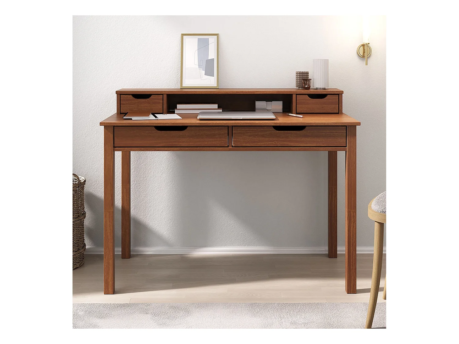 Bureau RAUL L 114 cm en bois massif coloris châtaignier avec quatre tiroirs et une niche réhausse écran intégrée