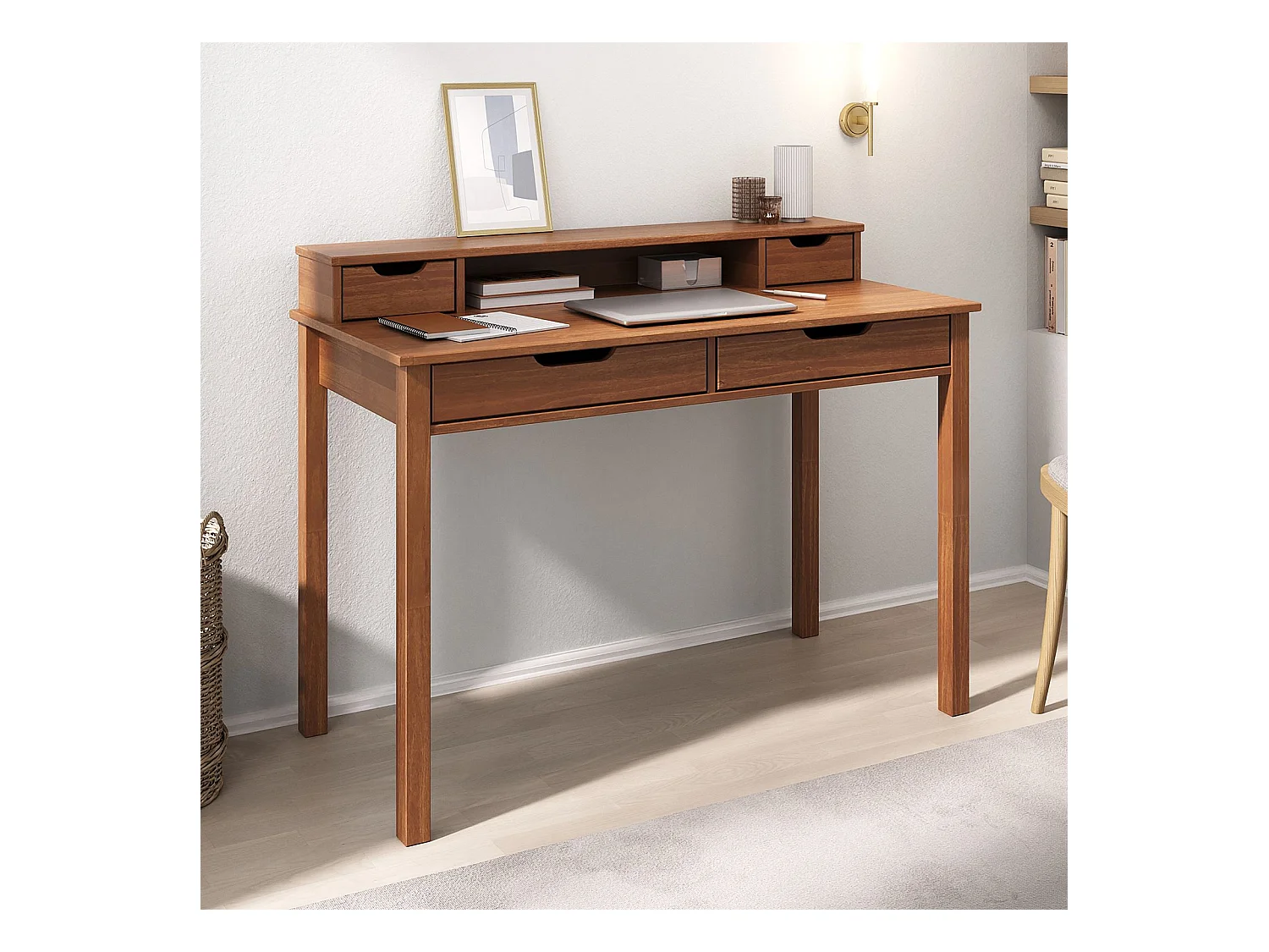 Bureau RAUL L 114 cm en bois massif coloris châtaignier avec quatre tiroirs et une niche réhausse écran intégrée