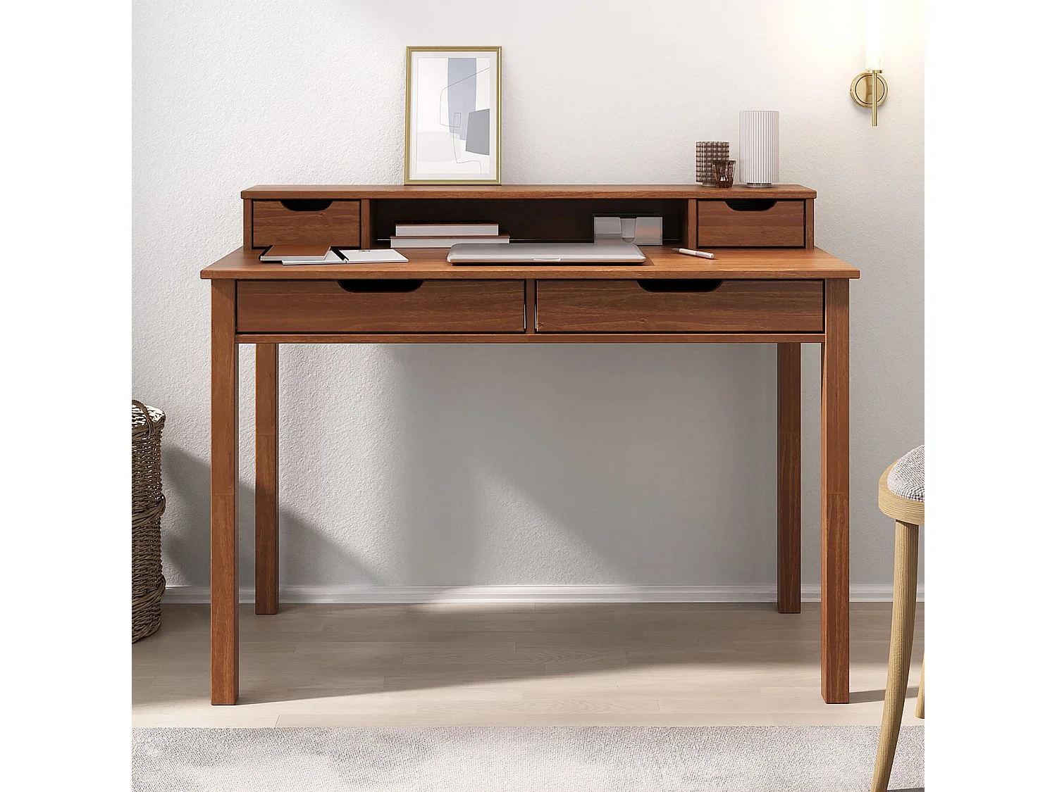 Bureau RAUL L 114 cm en bois massif coloris châtaignier avec quatre tiroirs et une niche réhausse écran intégrée