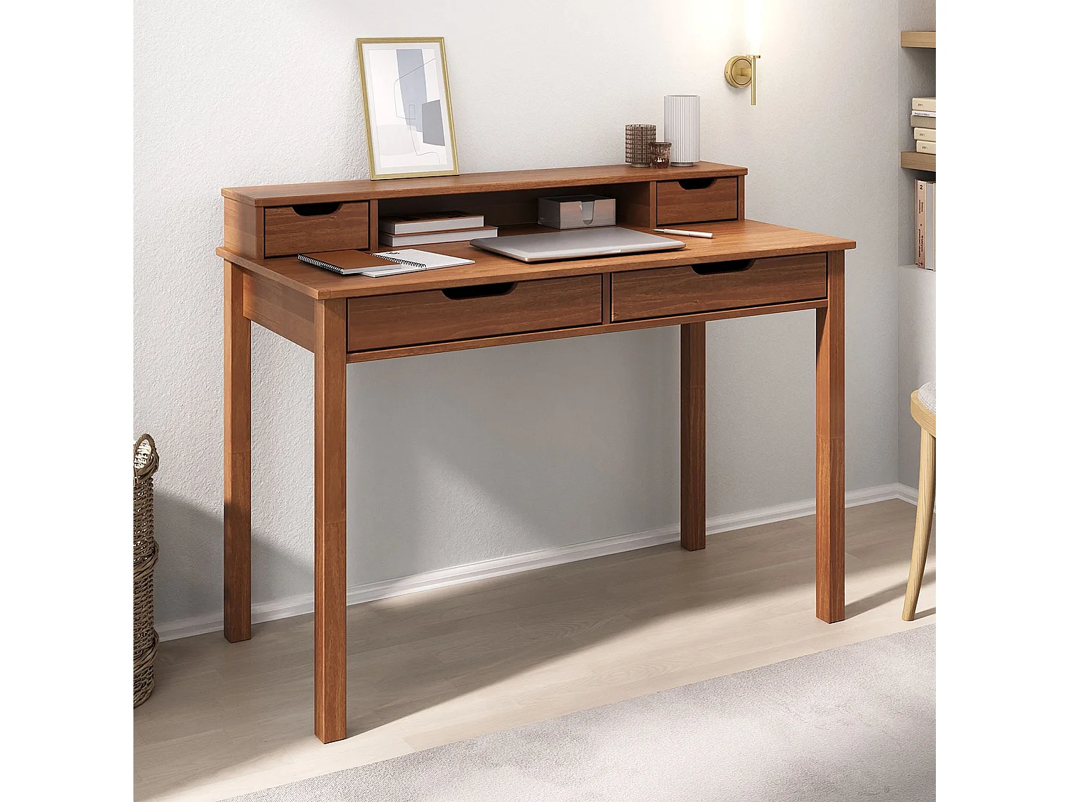 Bureau RAUL L 114 cm en bois massif coloris châtaignier avec quatre tiroirs et une niche réhausse écran intégrée