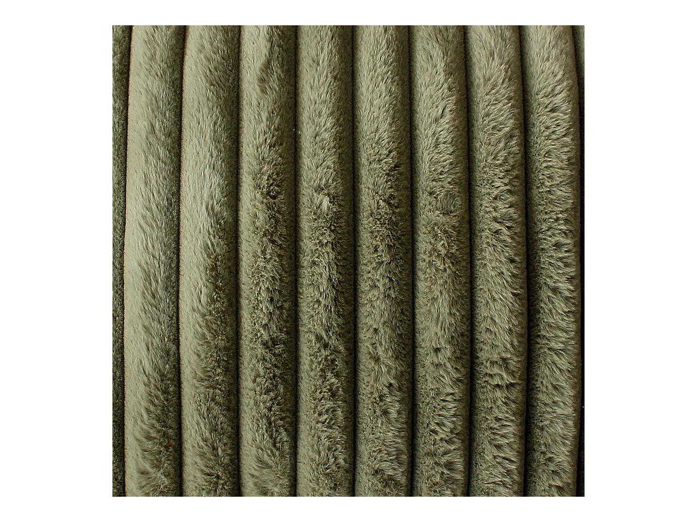 Lot de 2 coussins carré, fausse fourrure côtelée, 40x40cm, vert olive, collection Matisse