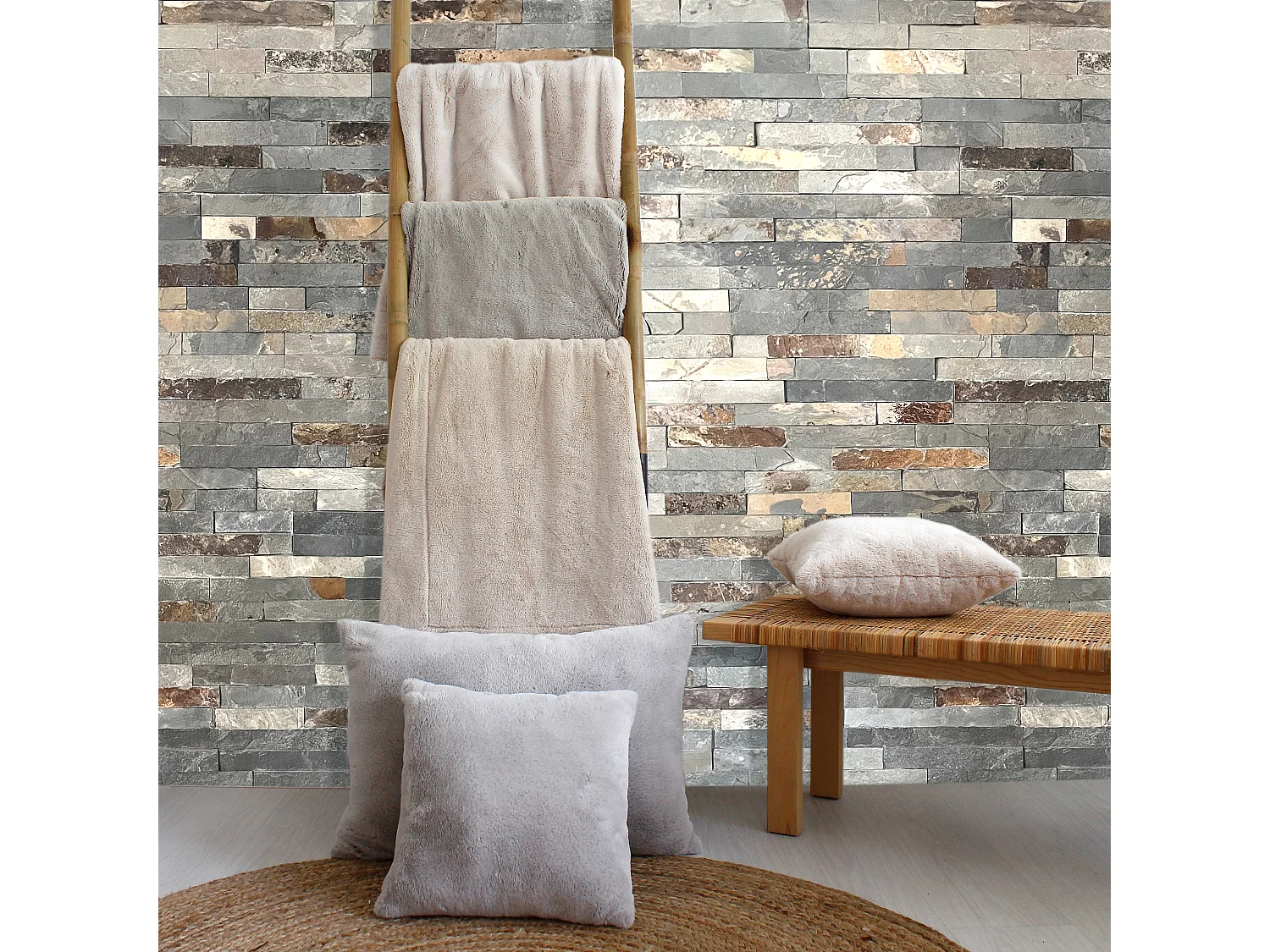 2 Coussins Carré, fausse fourrure recto verso, 40x40cm, Collection Rabbit, CMADECO - Gris