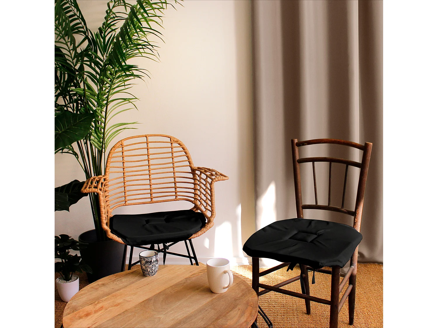 Lot de 4 galettes de chaise à rabat, 40x40 cm, noir, avec nouettes, 100% polyester certifié oeko-tex, collection Basic