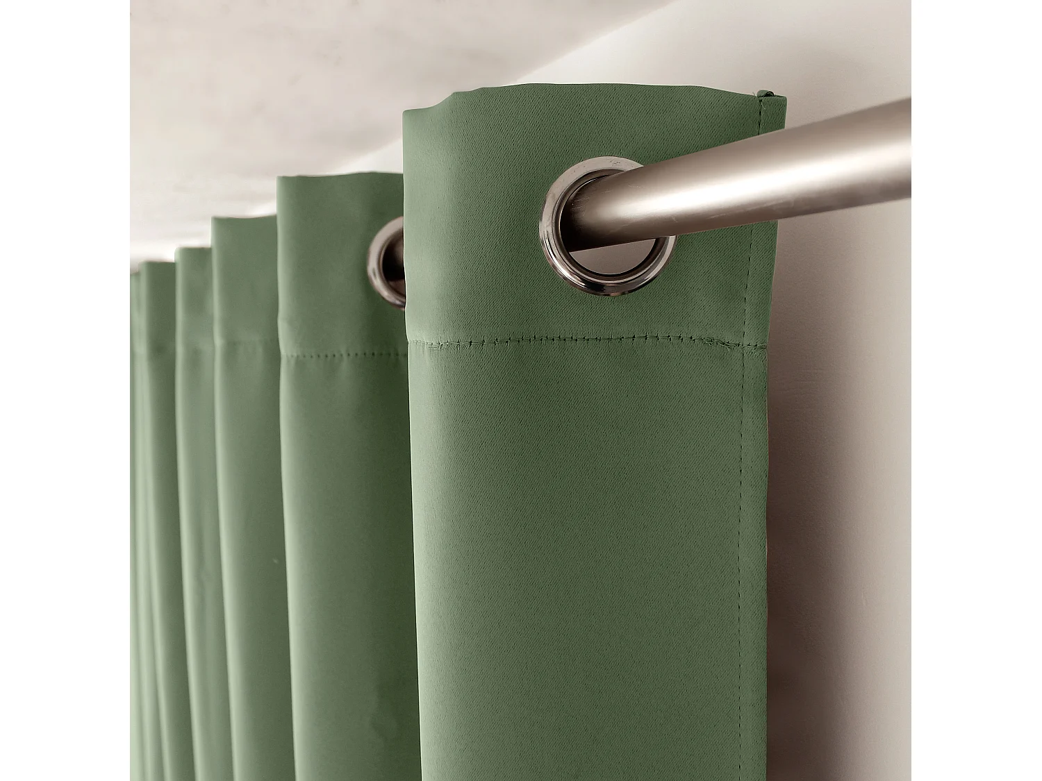 Lot de 2 rideaux occultant avec oeillets, vert argile, 140x180cm, 100% polyester, collection Réglisse