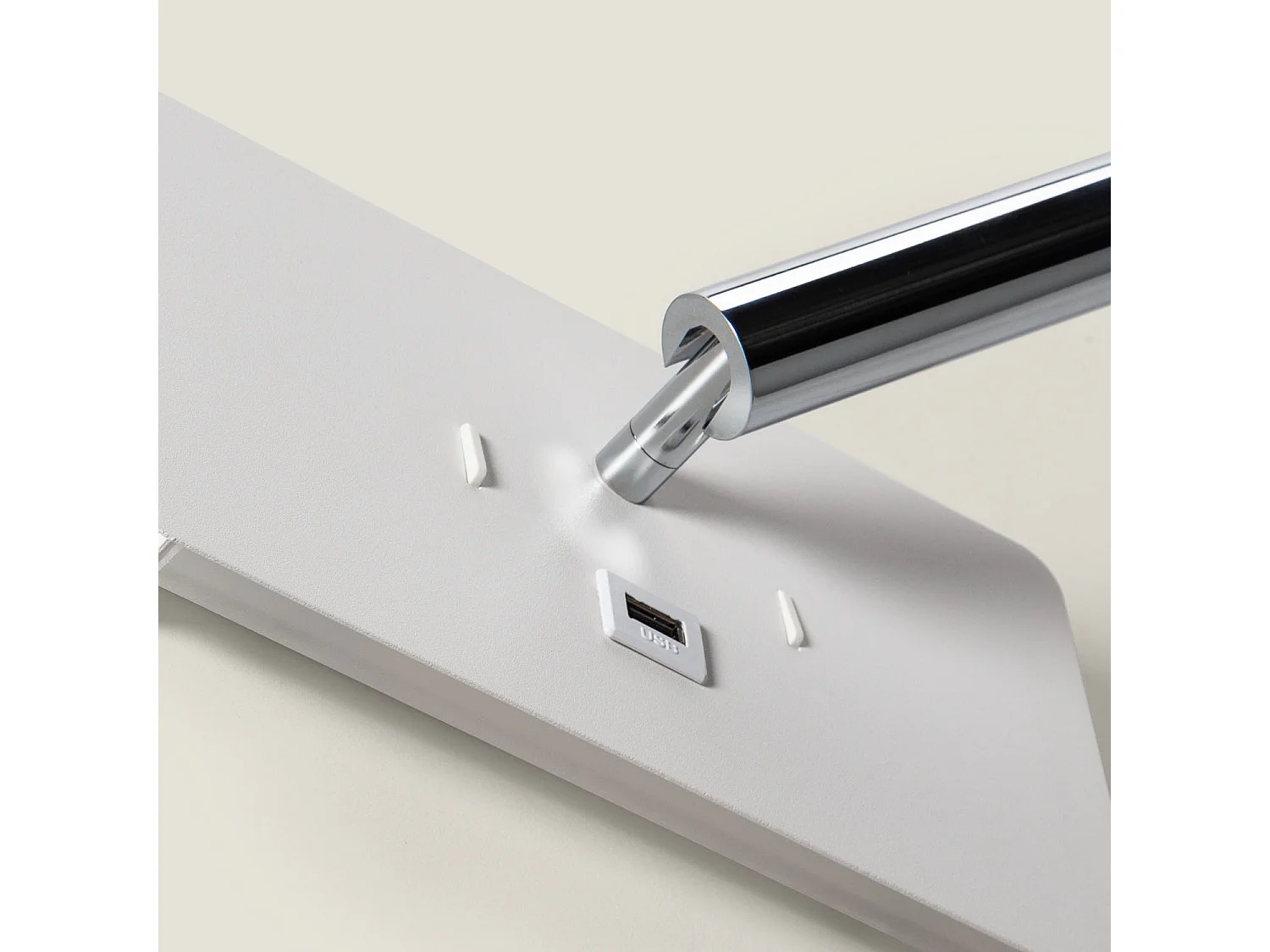 Lámpara de Pared con Luz de Lectura LED 8W Metal y Puerto USB Rossey Blanco