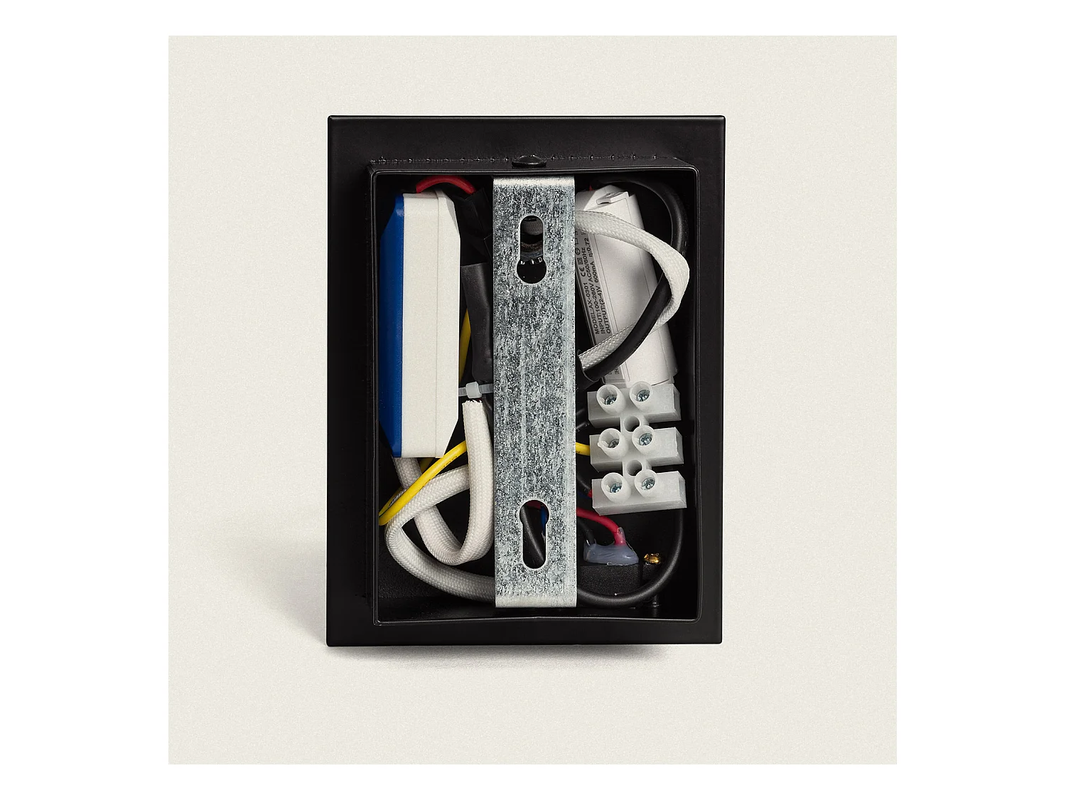 Lampada da Parete LED 2.5W Quadrata in Alluminio con Presa USB Gazny Nero Opaco