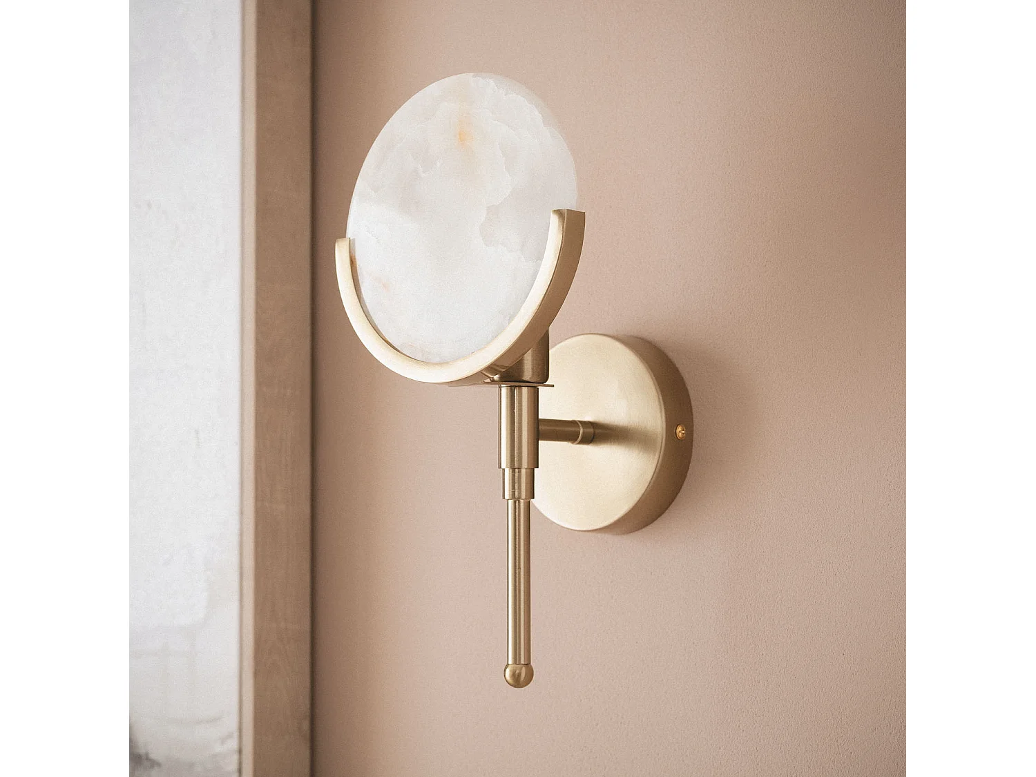 Lámpara de Pared de Metal y Cristal Frome Dorado
