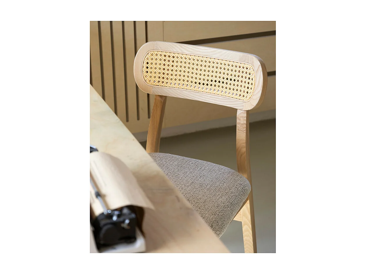 Lot de 2 chaises en bois massif, dossier en cannage et assise en tissu chiné gris