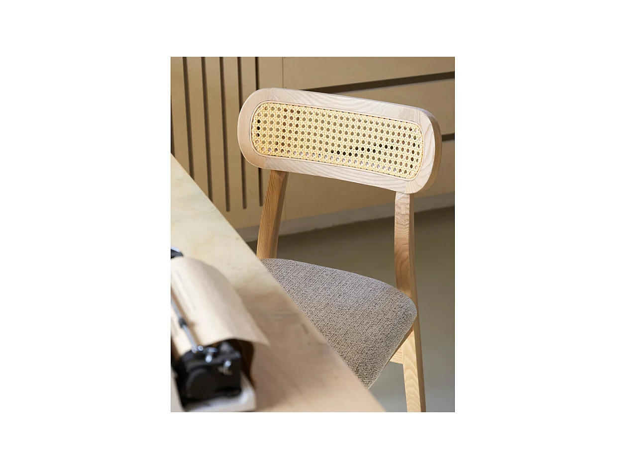 Chaise en bois massif, dossier en cannage et assise en tissu chiné gris