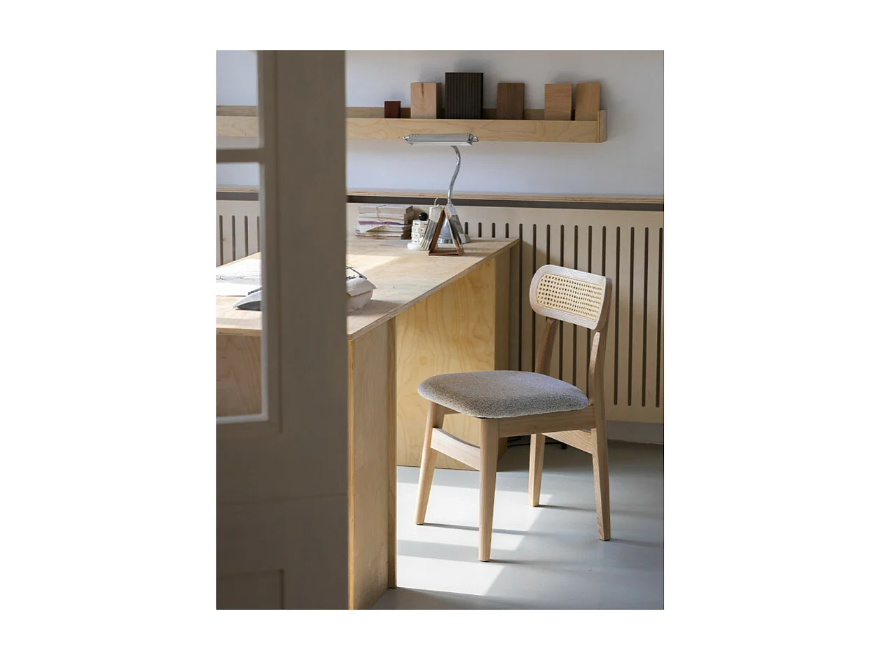 Chaise en bois massif, dossier en cannage et assise en tissu chiné gris