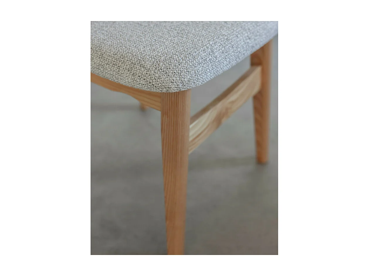 Chaise en bois massif, dossier en cannage et assise en tissu chiné gris