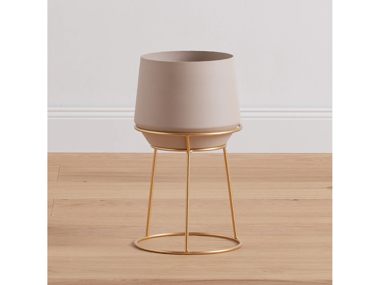 Elegante Eisen-Blumentopfabdeckung in Hellbraun