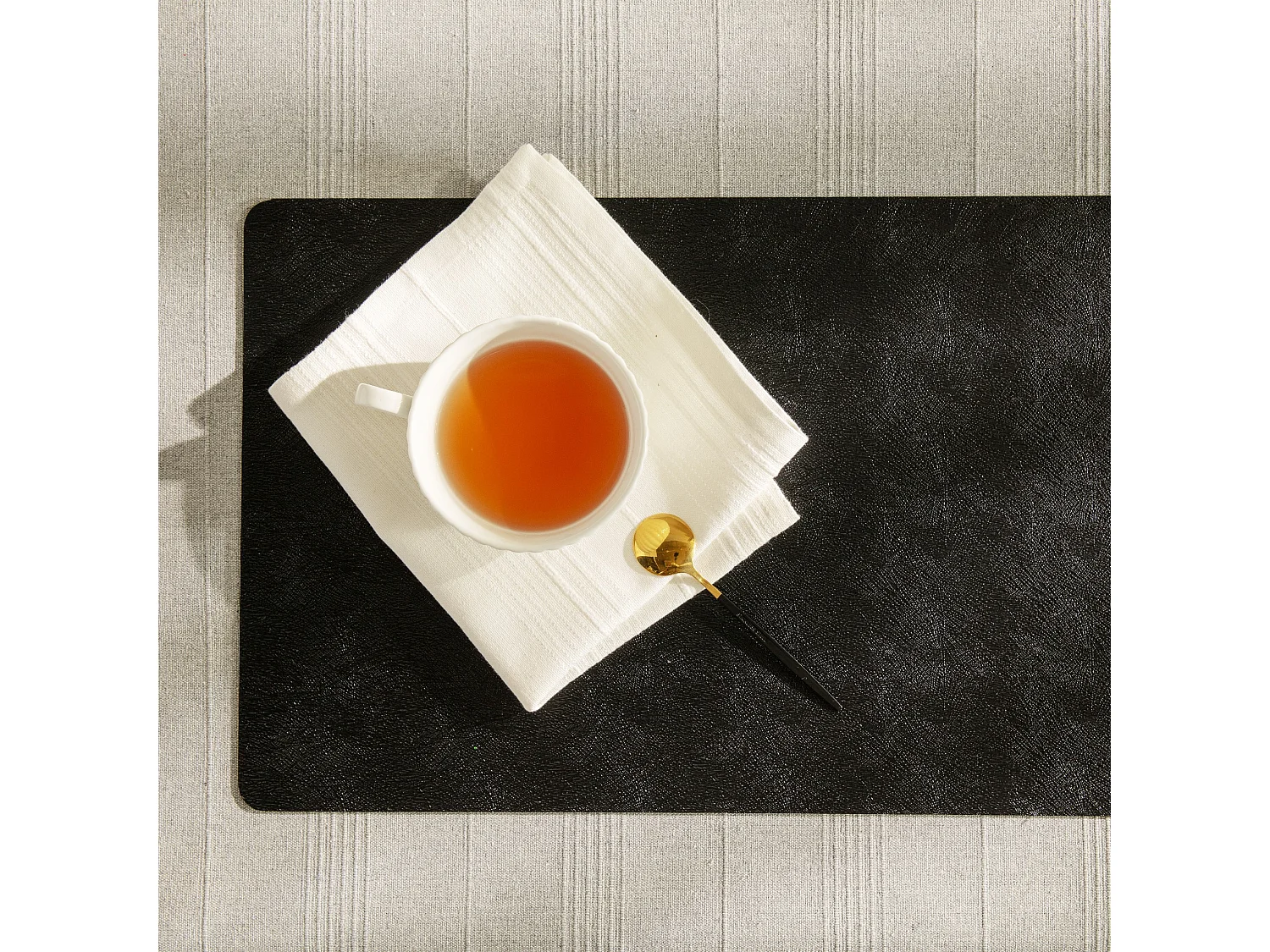 Set de Table Décoratif Bowena en PVC Noir Moyen 45 x 30