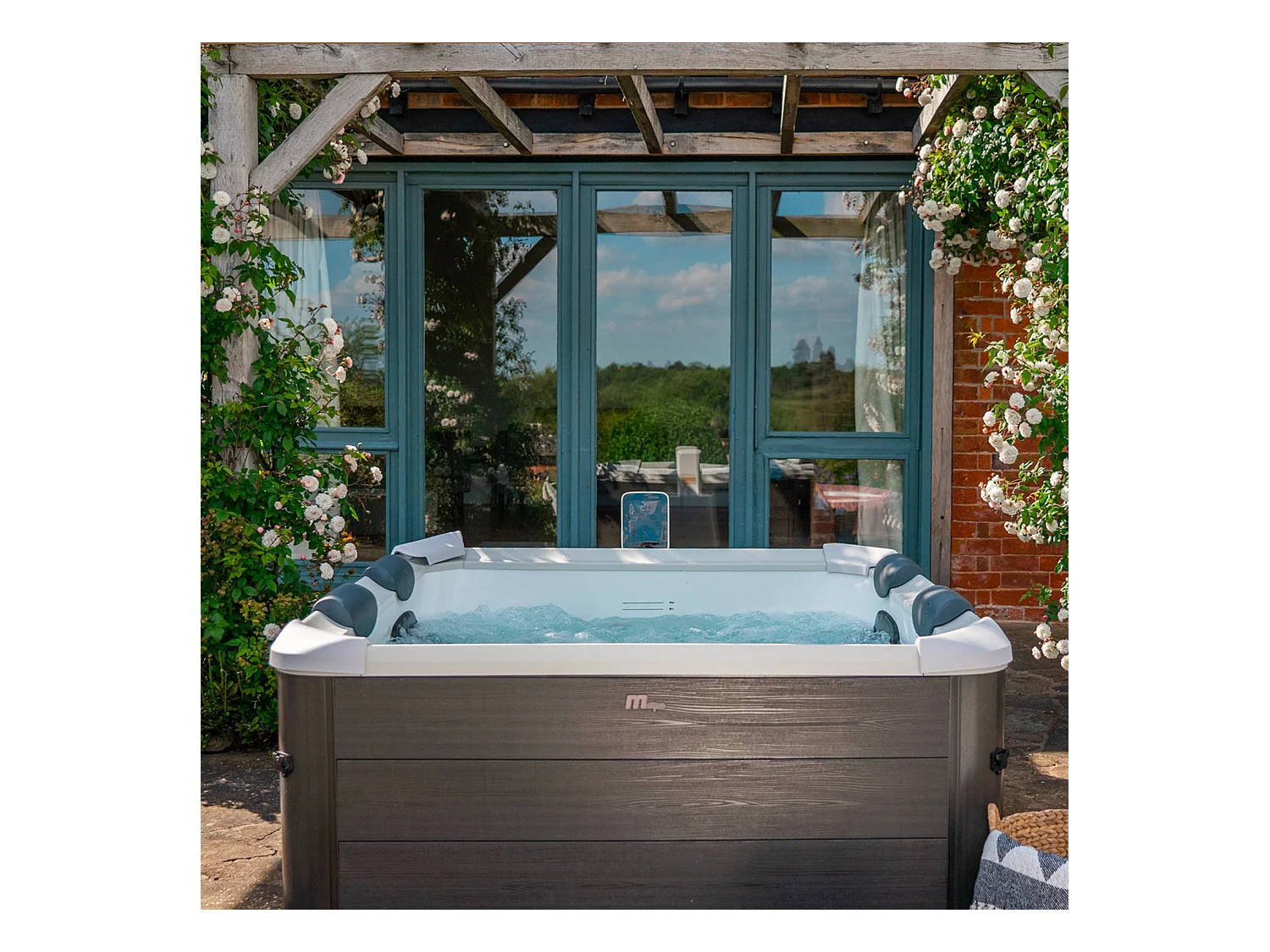 Spa rigide MSPA 6 places 4 coussins hydromassages. 8 filtres + bâche incluse 180 cm x 65 cm