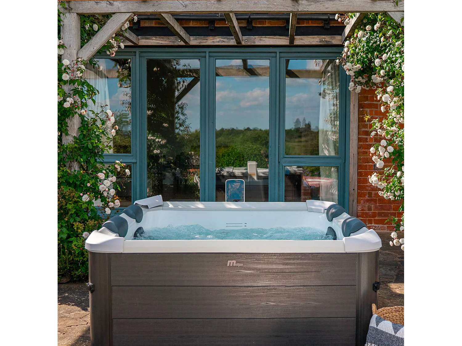 Spa rigide MSPA 6 places 4 coussins hydromassages. 8 filtres + bâche incluse 180 cm x 65 cm