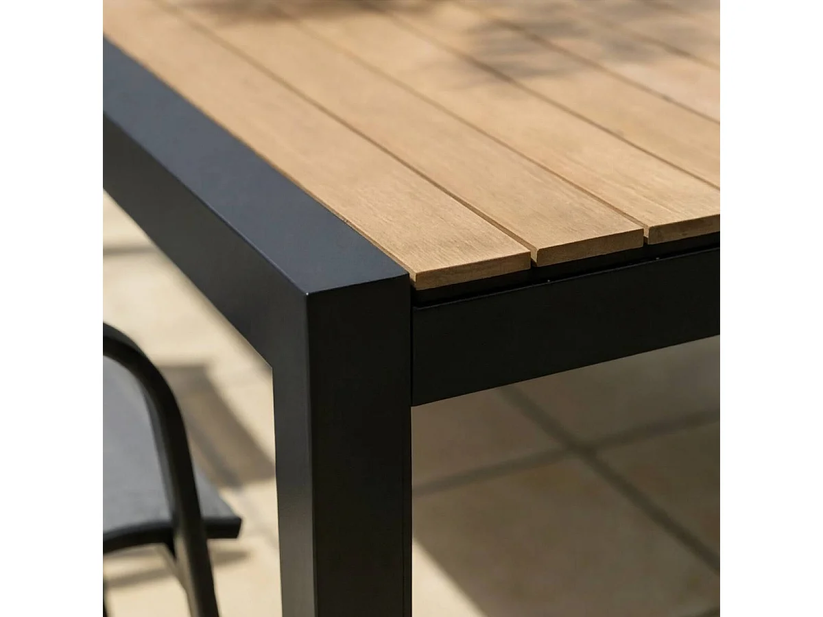 Grande table de jardin en aluminium gris et effet bois Ayden