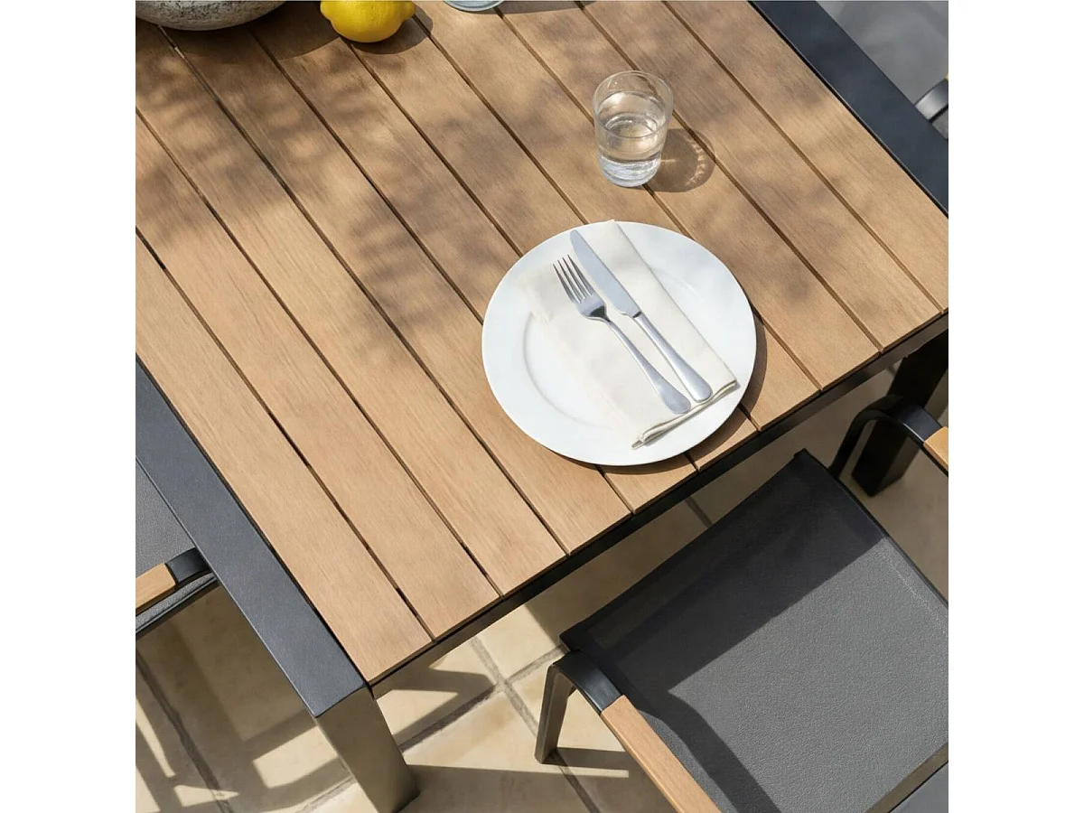 Grande table de jardin en aluminium gris et effet bois Ayden