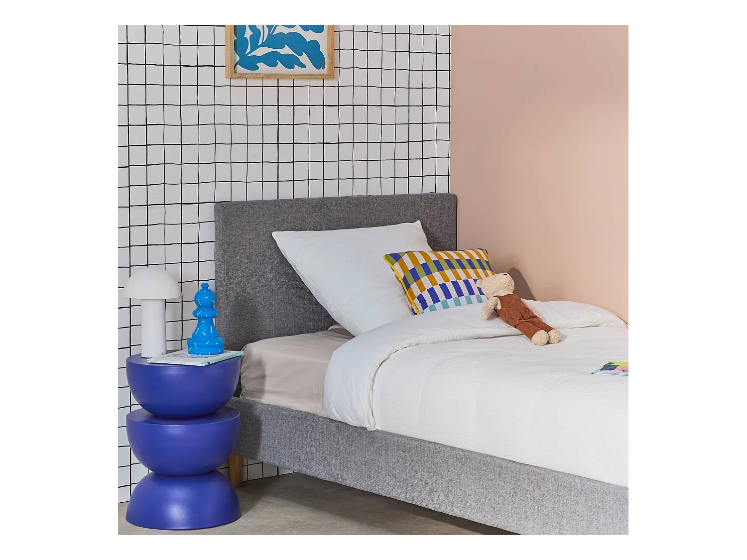 Lit avec sommier à lattes et tête de lit. finition tissu. gris clair. L 202 x P 96 x H 88cm