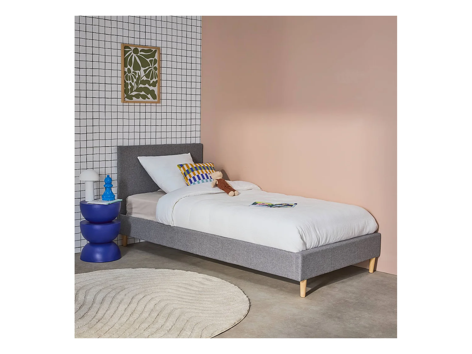 Lit avec sommier à lattes et tête de lit. finition tissu. gris clair. L 202 x P 96 x H 88cm