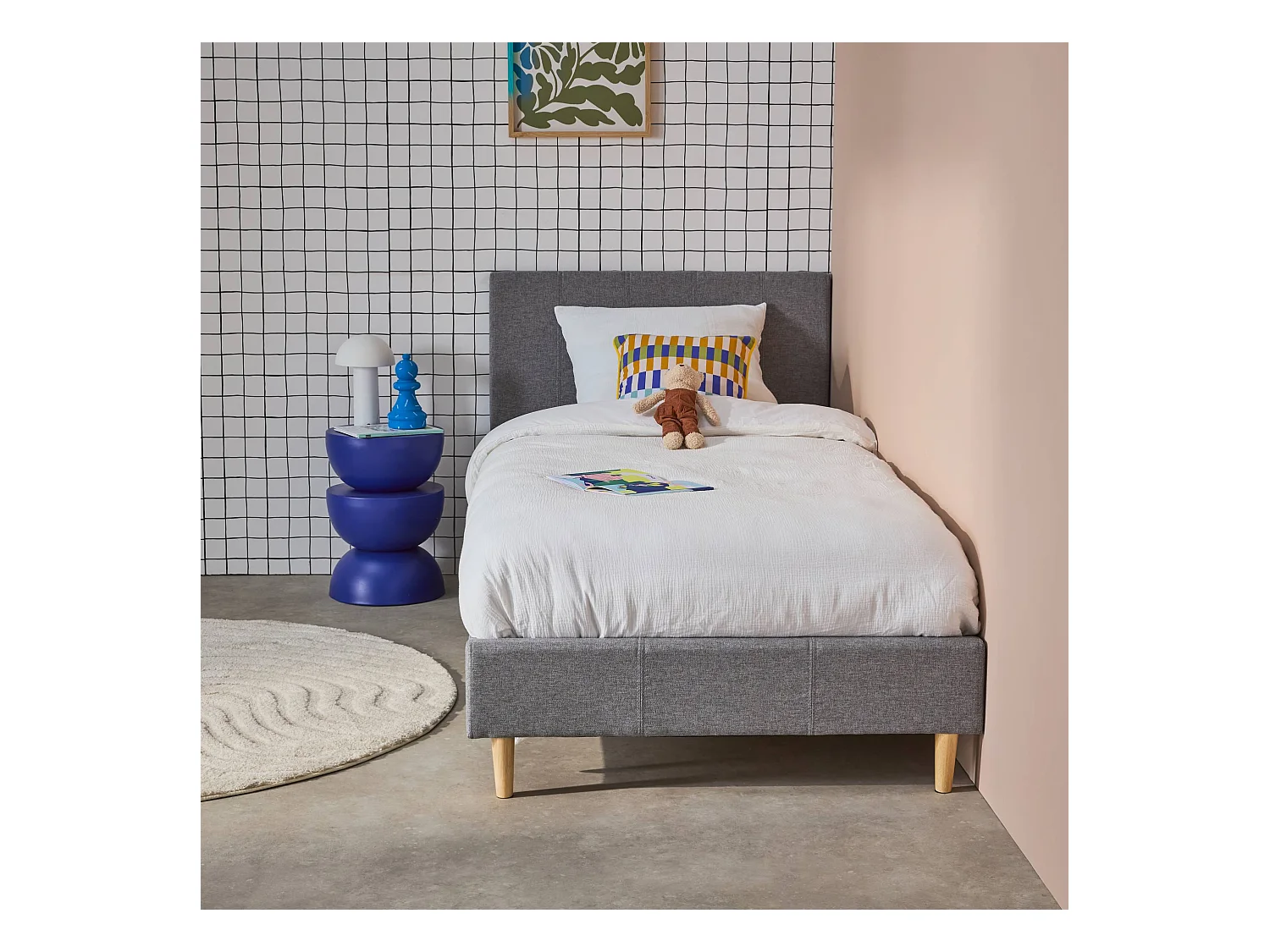 Lit avec sommier à lattes et tête de lit. finition tissu. gris clair. L 202 x P 96 x H 88cm