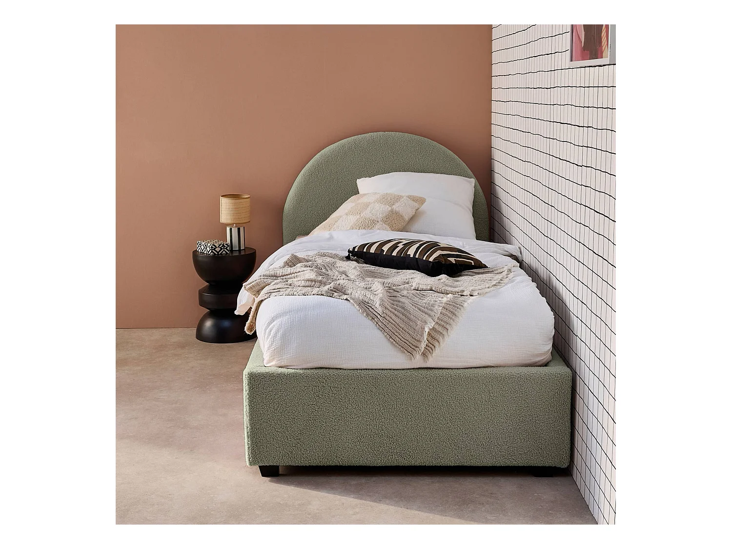 Lit coffre avec sommier à lattes et tête de lit. finition bouclette. kaki. L 206 x P 104 x H 102cm