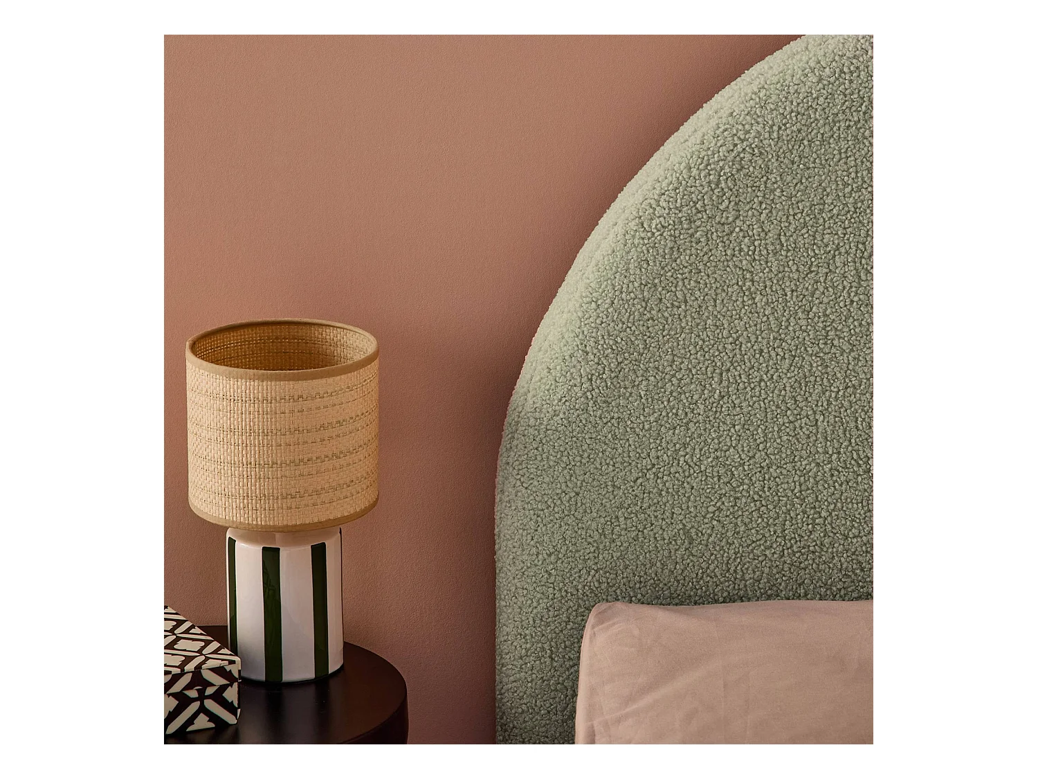 Lit coffre avec sommier à lattes et tête de lit. finition bouclette. kaki. L 206 x P 104 x H 102cm