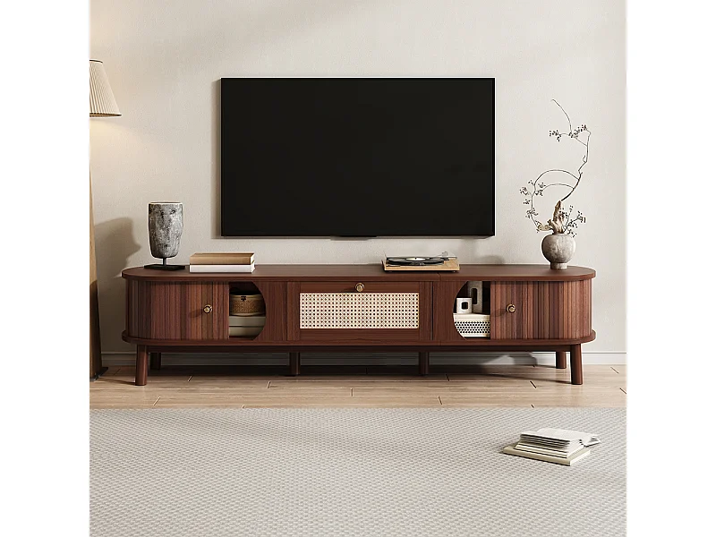 Meuble TV avec portes en bois naturel et tiroirs en rotin Des solutions de rangement naturelles pour une ambiance rustique Naturel