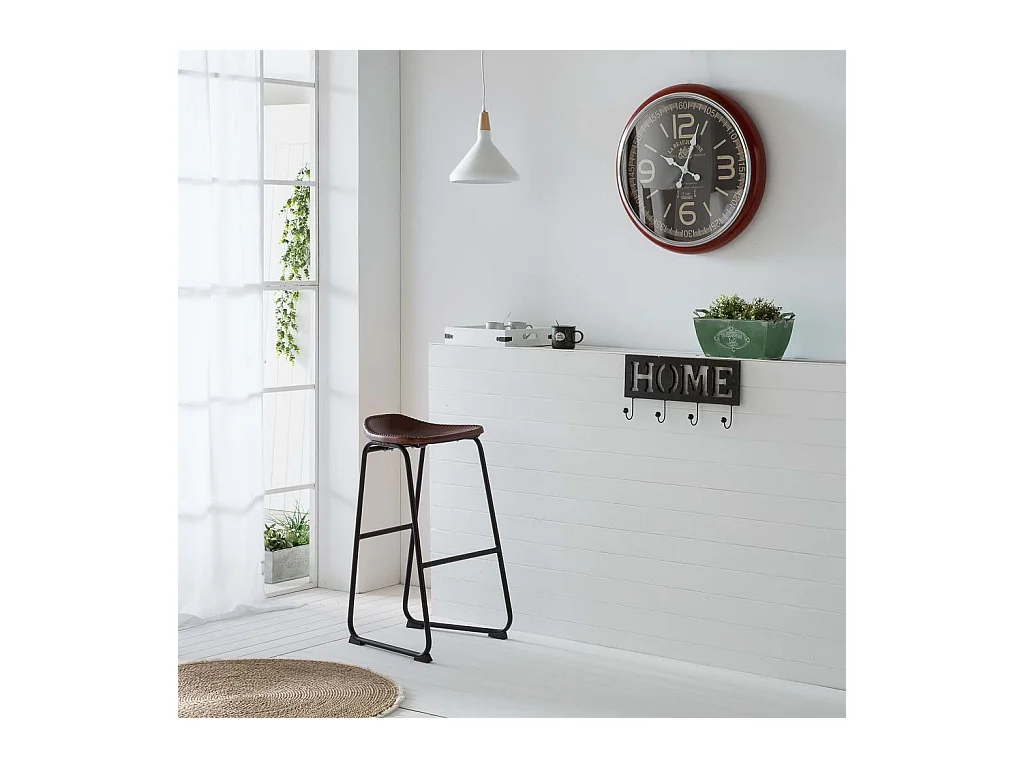 Houten kruk bekleed met lila stof met een unieke stijl en comfort