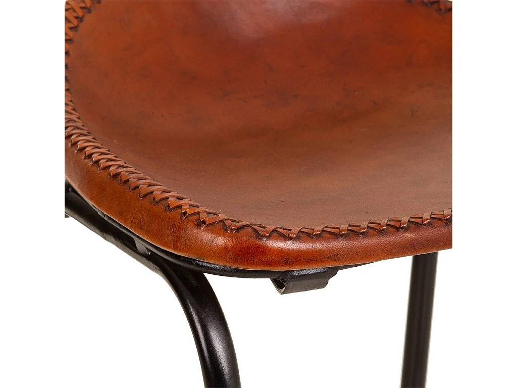 Houten kruk bekleed met lila stof met een unieke stijl en comfort