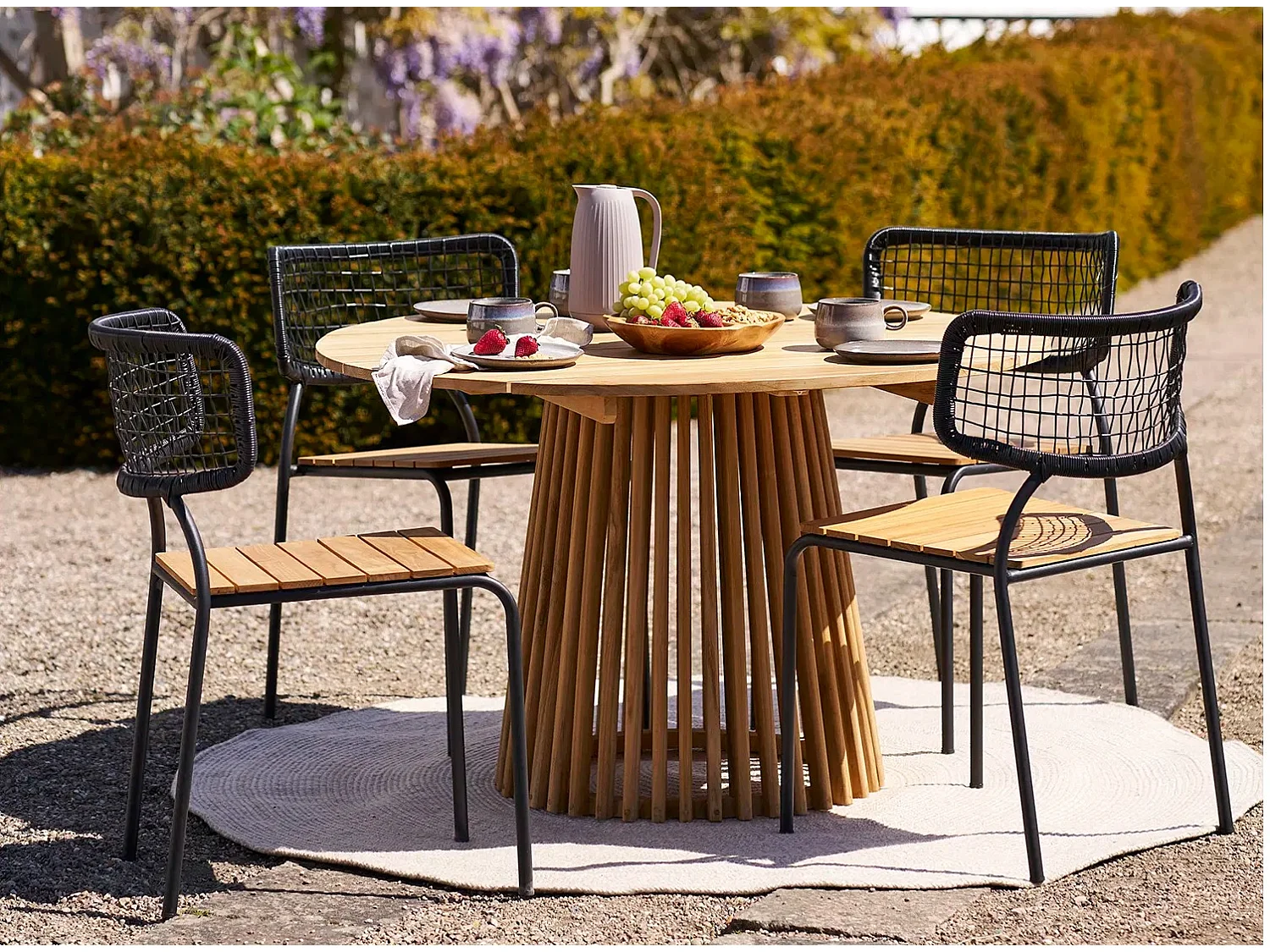 Massieve lichte acacia tafel en zwart metalen poten Selbi 180 cm